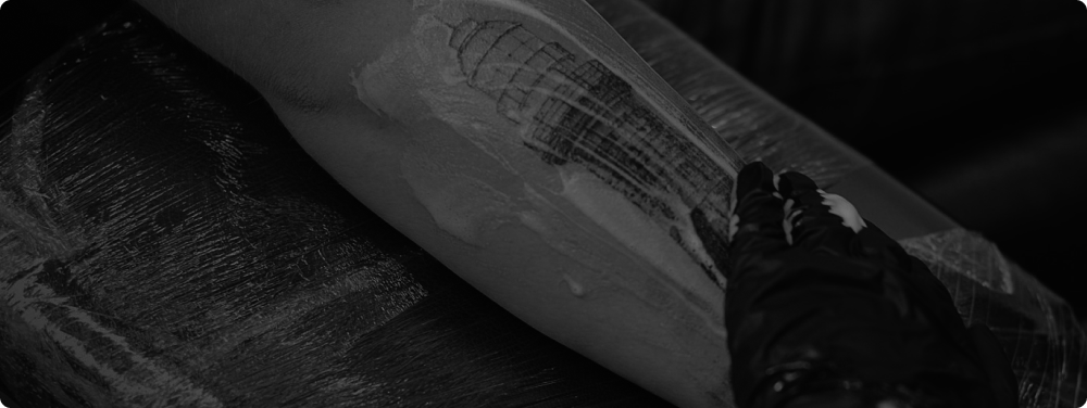 Após finalizar a tattoo, higienize suavemente a pele e seque bem com papel toalha.